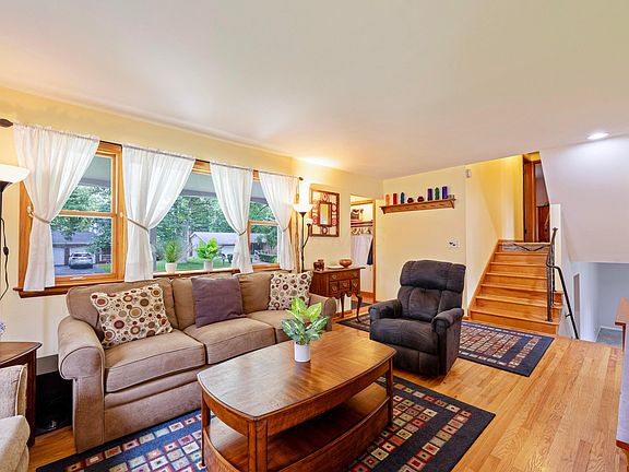 4th image of 582 E Stanton Ave