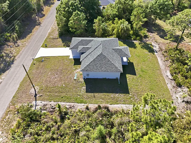 825 Carbon St E — Photo 10