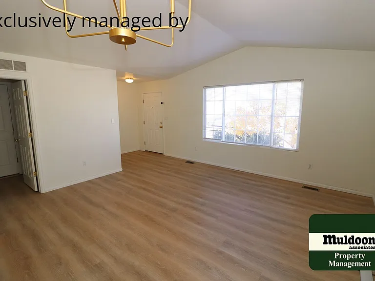 1112 Silverqueen Rd — Photo 4