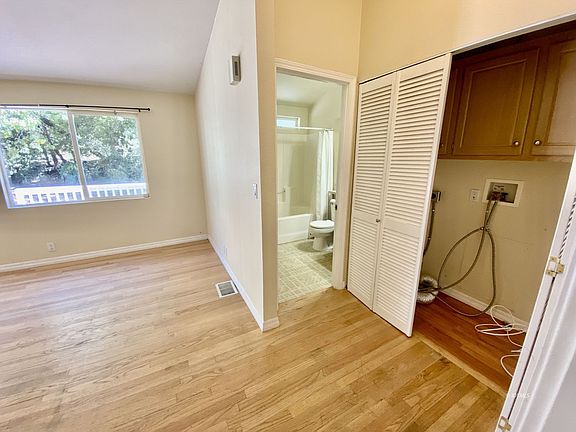 5th image of 25679 Alderwood St #B