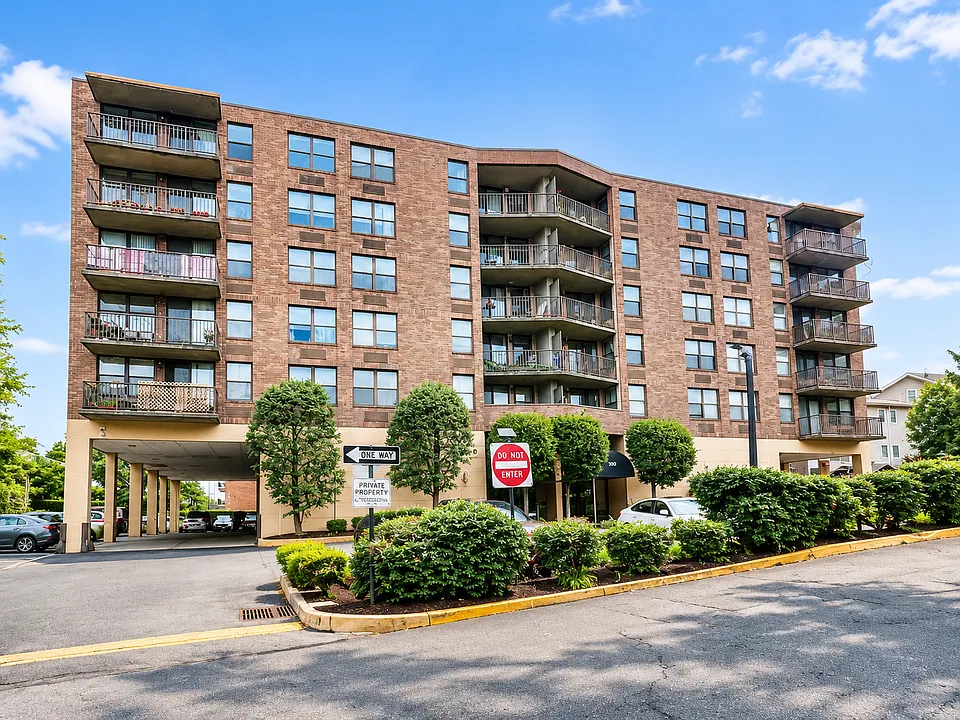 200 Division St #5J