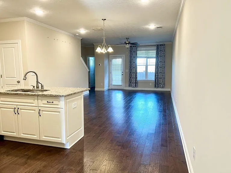 594 Vinings Dr — Photo 2