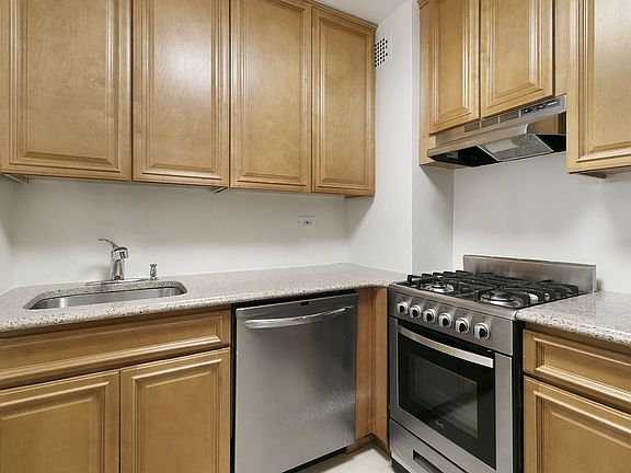 3rd image of 141 Amsterdam Ave #15F