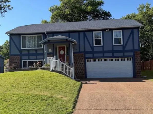 30 Trade Winds Dr, Saint Peters, MO 63376