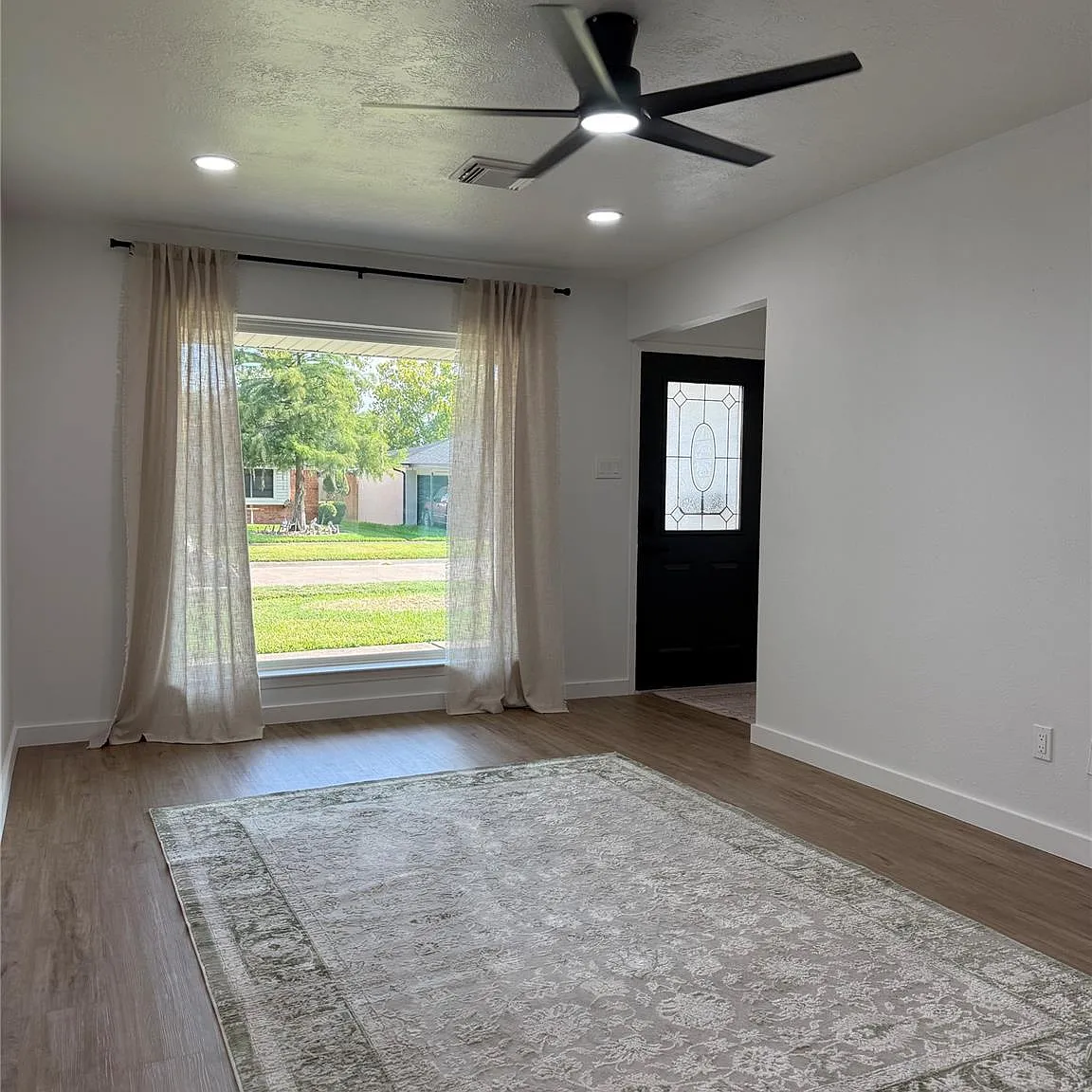 4 bed, 2.0 bath, 1794 sqft, $2,100 — Photo 2