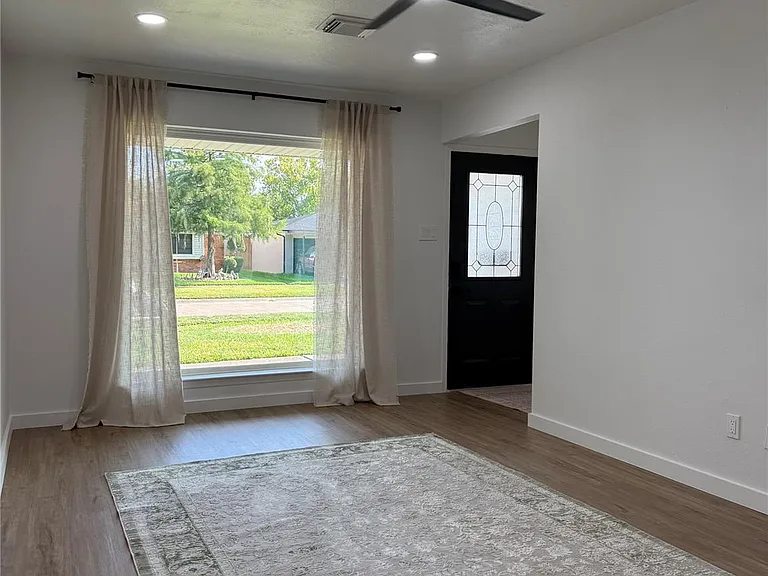 2726 Yale St — Photo 2
