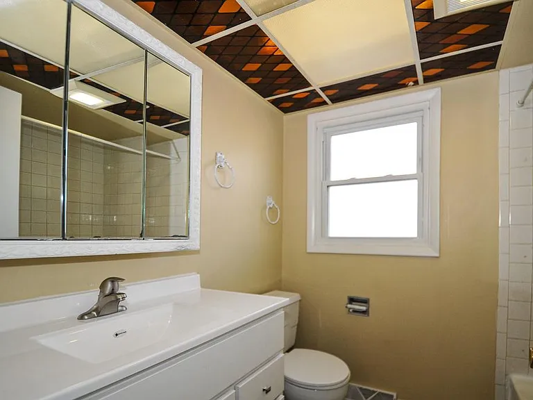 513 W Potter St — Photo 32