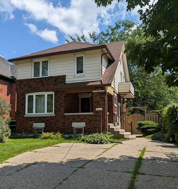 1st image of 223 Wellington St N