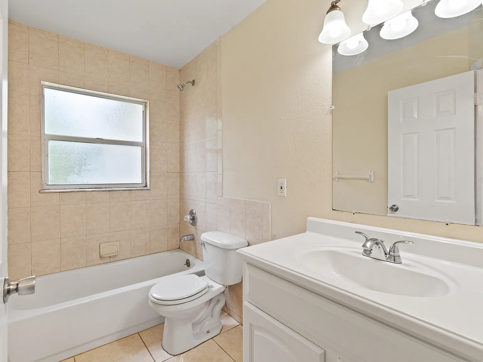 4 bed, 1215 sqft, $2,400 — Photo 3