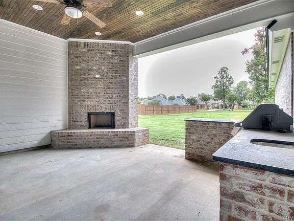 5th image of 426 Oakwood Dr