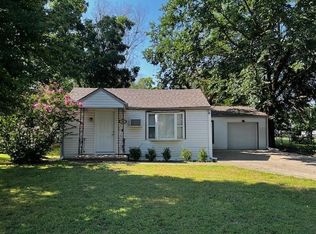 1323 W Hibbard St, Coffeyville, KS 67337