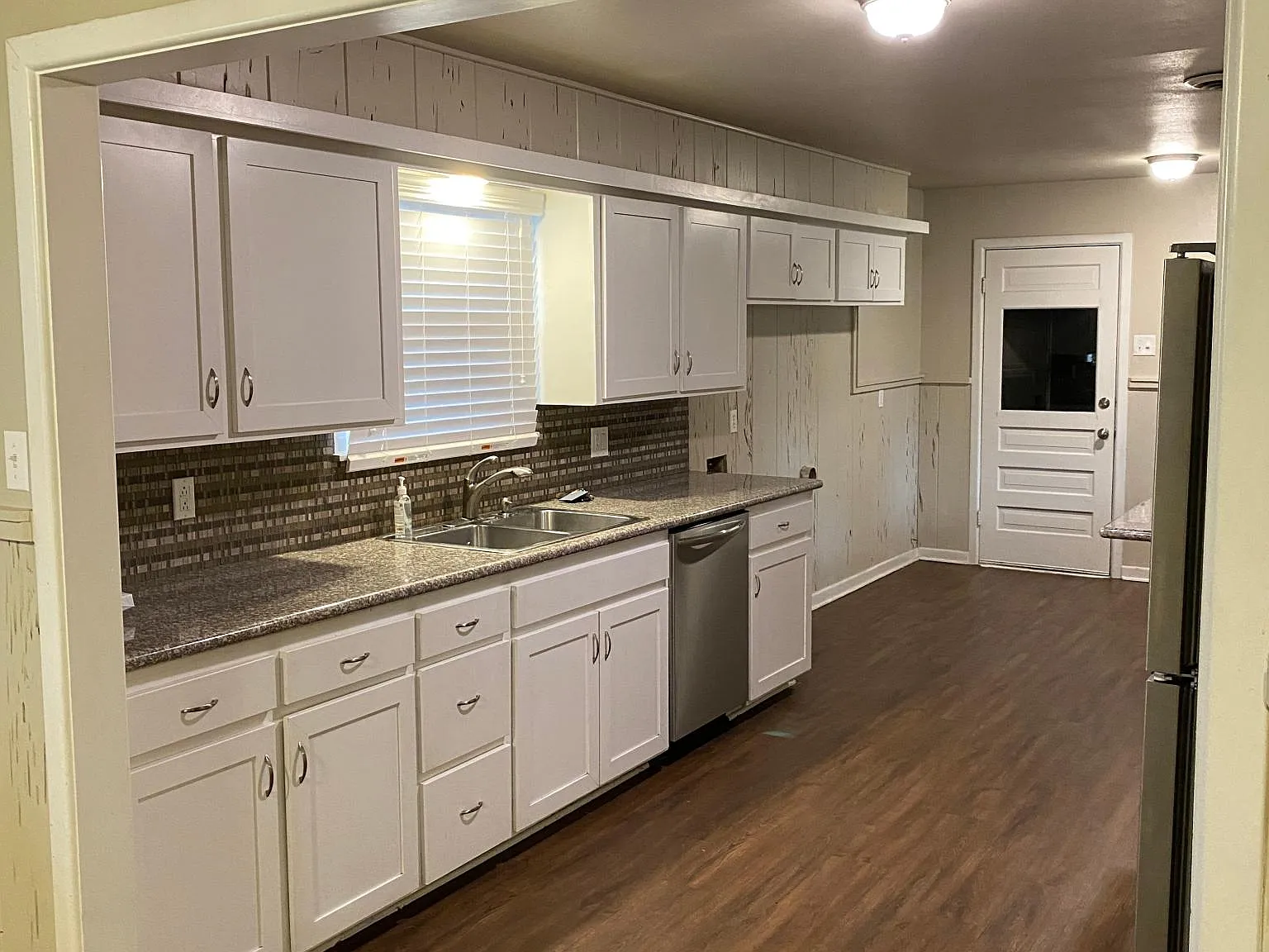 4 bed, 1907 sqft, $2,400 — Photo 2