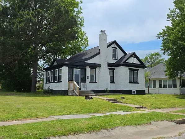 110 W Locust St, Aurora, MO 65605