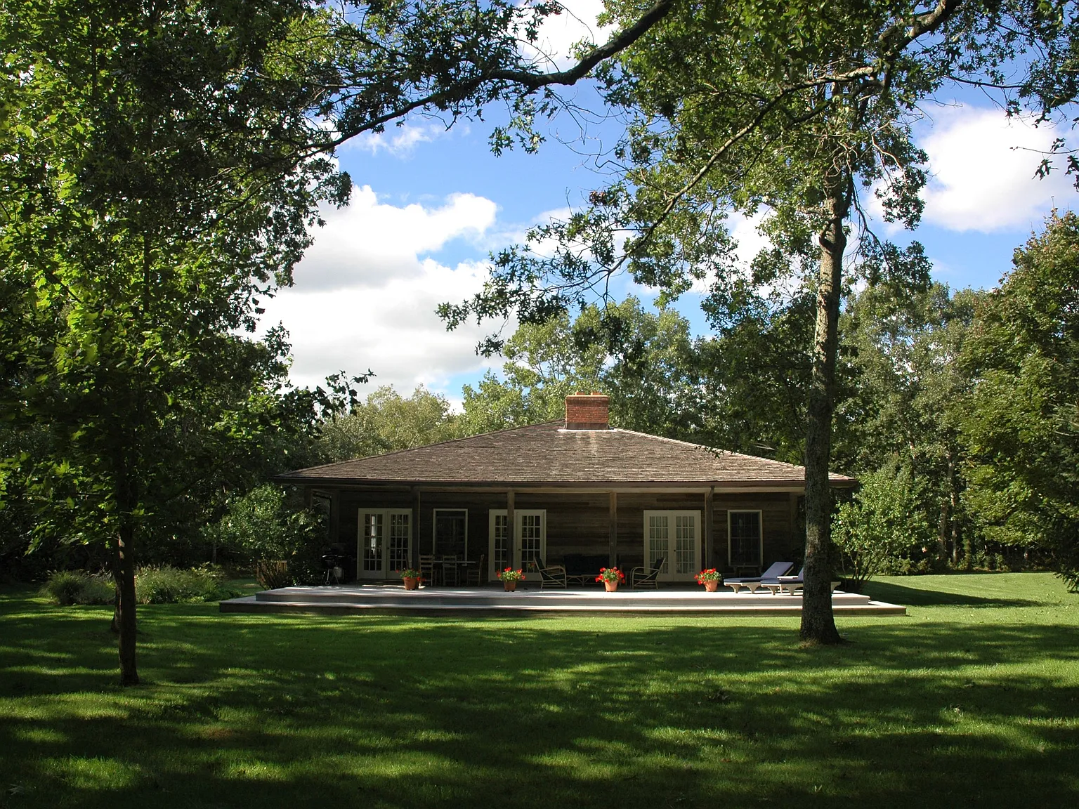 Ultimate Comfort And Privacy In East Hampton — Photo 3