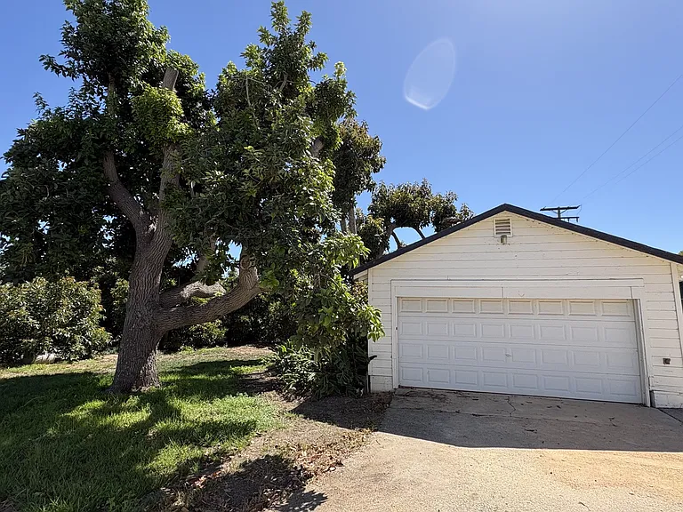 10435 Telegraph garage_07102026