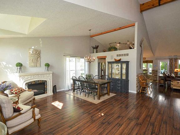 3rd image of 1168 E Glen Echo Ln