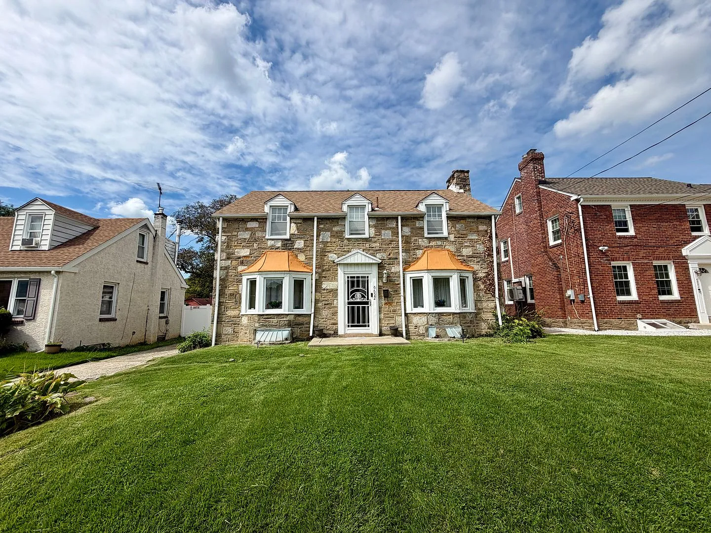 Stunning 3-Bedroom/2-Bathroom Home in East Oak Lane! Available November 1st! — Photo 2