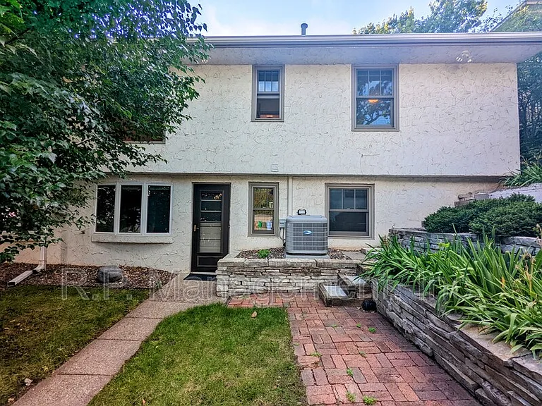 2111 Irving Ave S — Photo 17