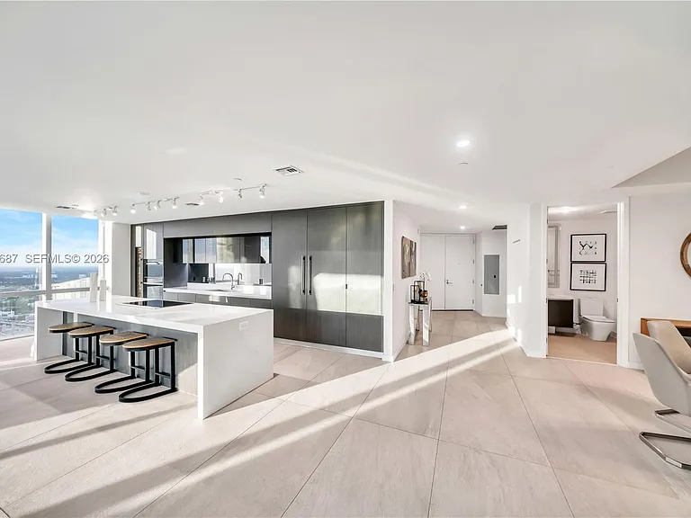 851 NE 1st Ave #Penthouse 4612 — Photo 9