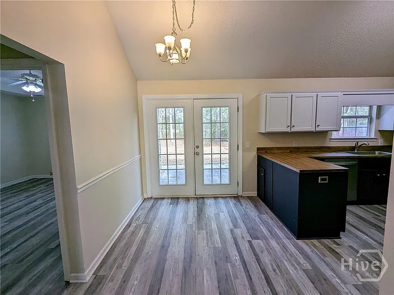 89 Carlisle Ln — Photo 5