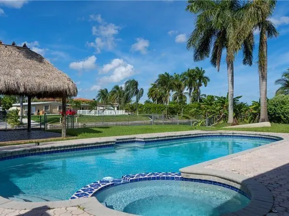 8165 NW 182nd St, Hialeah, FL 33015