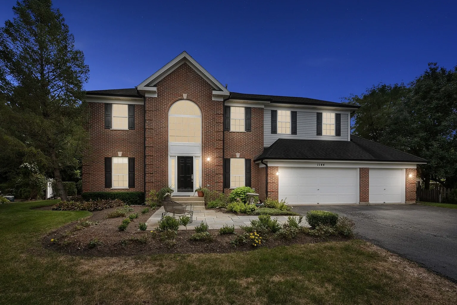 1144 Victoria Dr photo 1