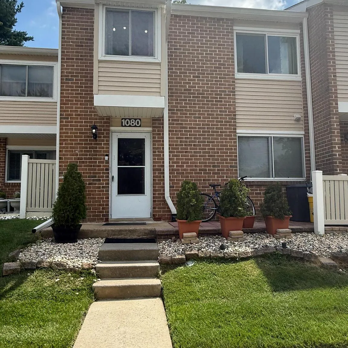 3 bed, 3.0 bath, 1350 sqft, $2,700 — Photo 1