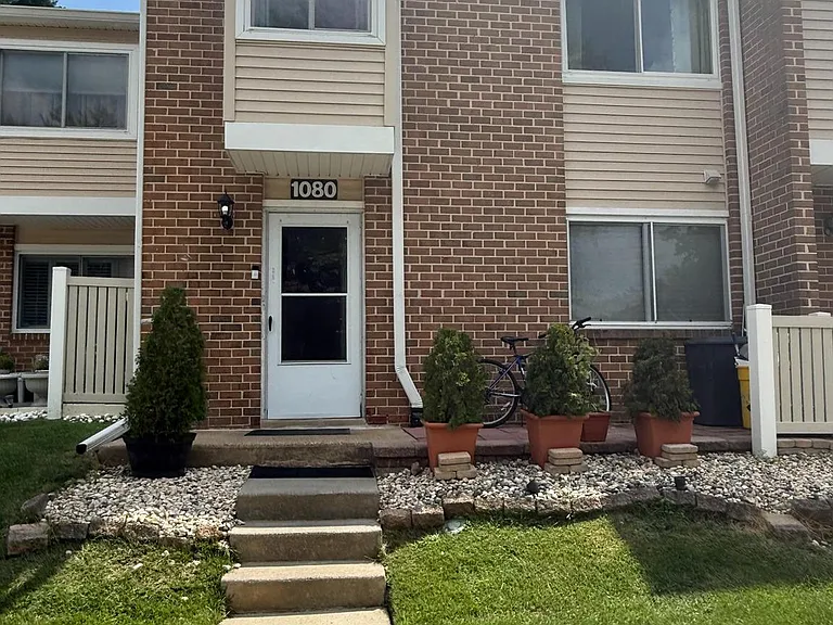 1080 Pendleton Ct — Photo 1