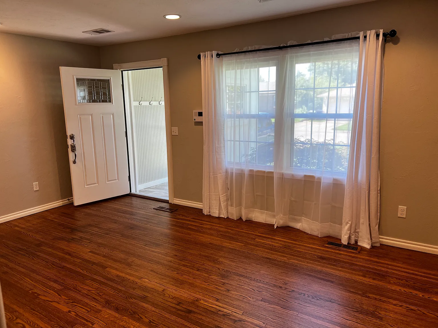 3 bed, 1643 sqft, $2,000 — Photo 3