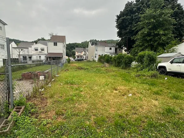 328 E Center St, Mount Carmel, PA 17851