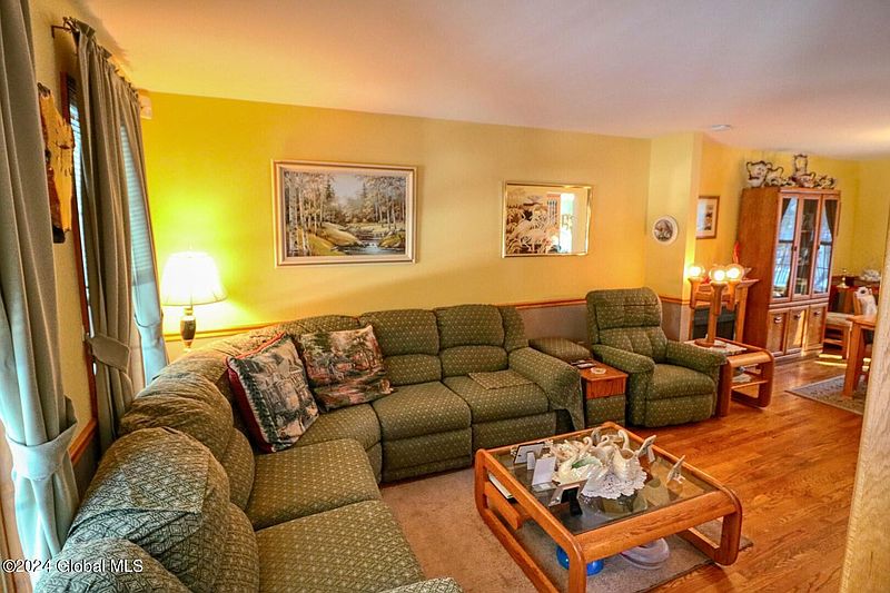 4th image of 10 Chippewa Circle