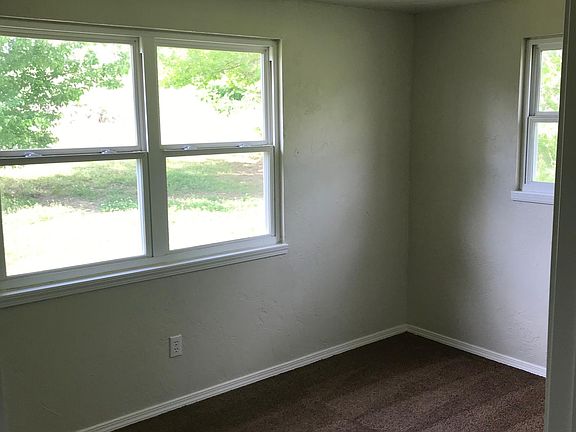 4th image of 901 E Tyler Ave