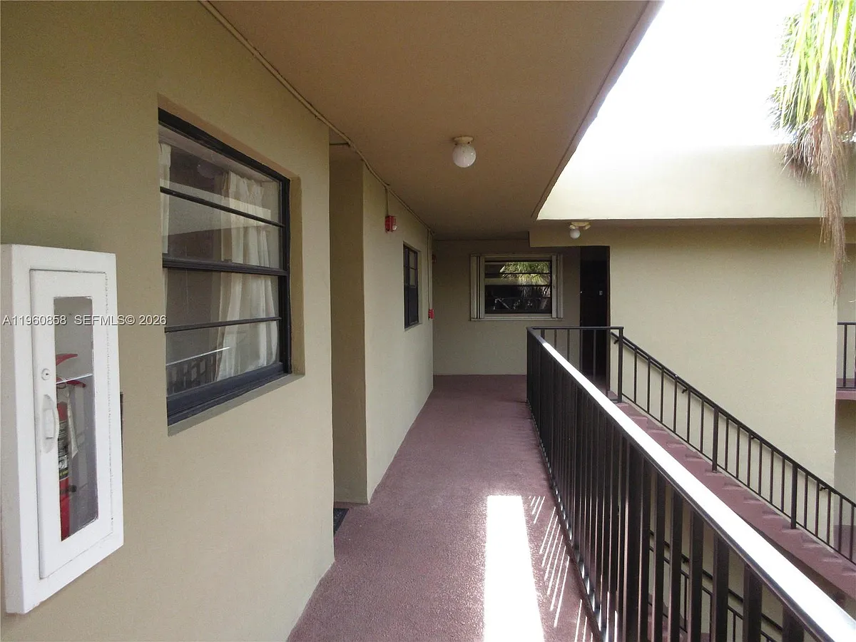 Building Photo - 10835 SW 112th Ave #305