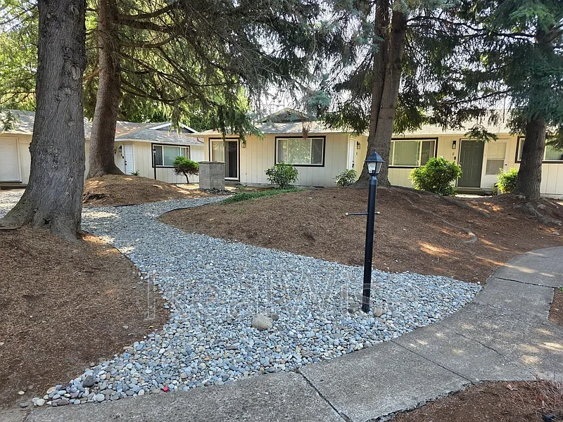 2 bed, 1.0 bath, $1,495 — Photo 2