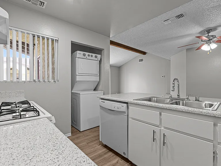 Monterey Villas — Photo 5