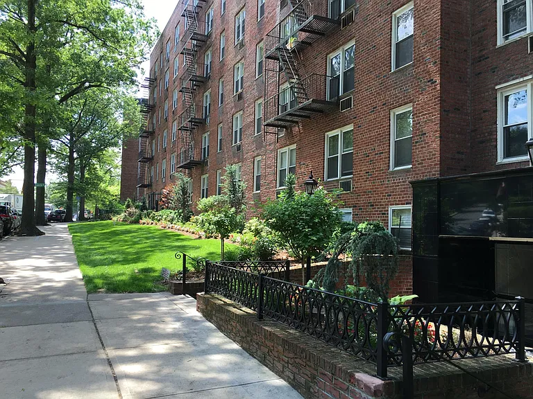 Fairfield Manor at Douglaston — Photo 13