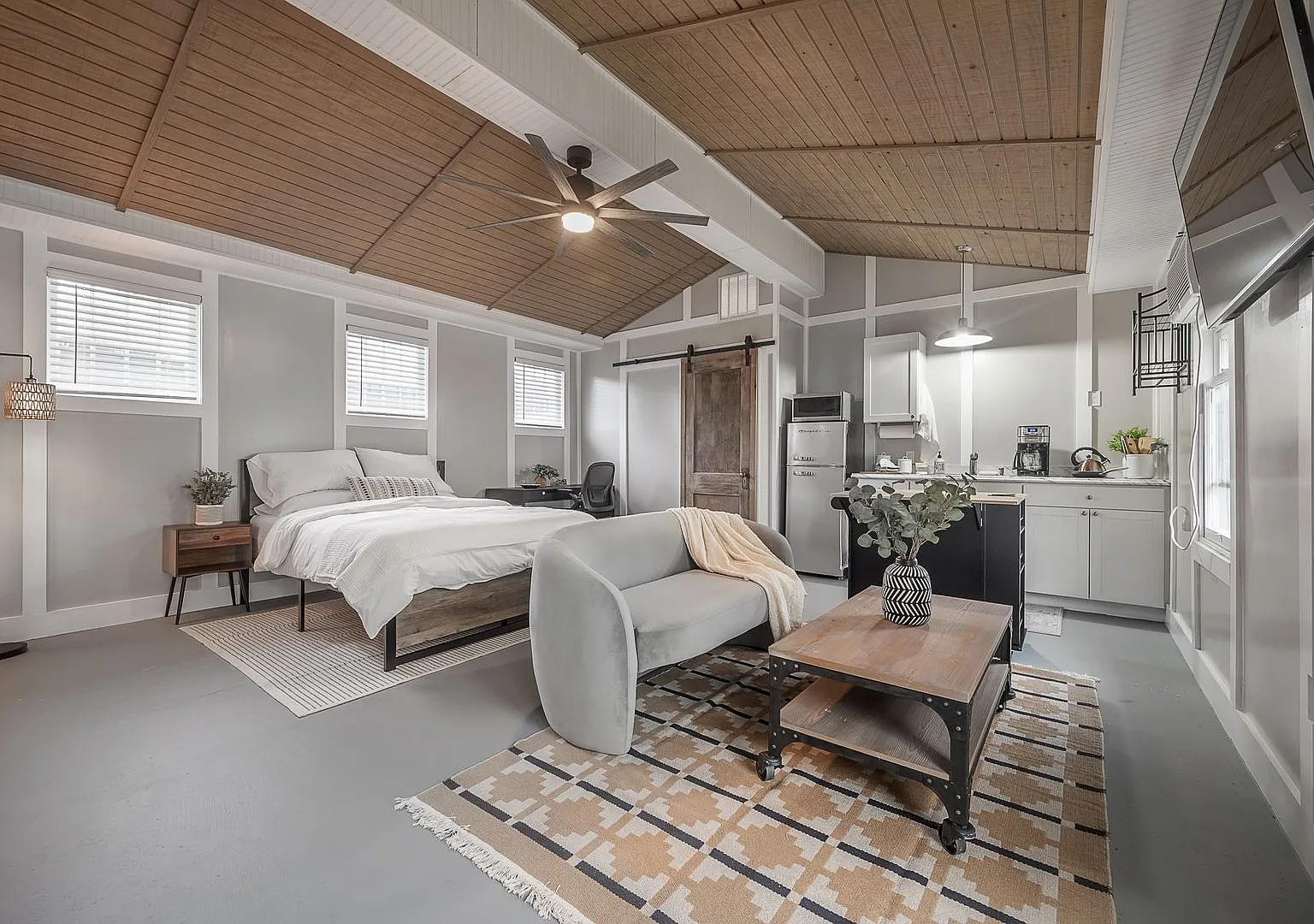 Tiny home high ceilings, pet friendly, fenced in backyard, wi-fi, elect, water, cable included. — Photo 1