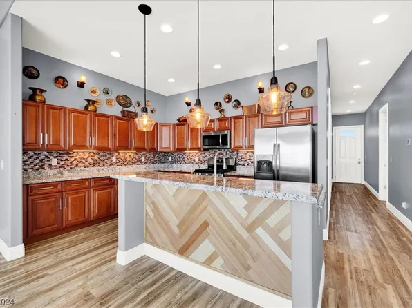 13 Camp Bonanza Rd, Las Vegas, NV 89124