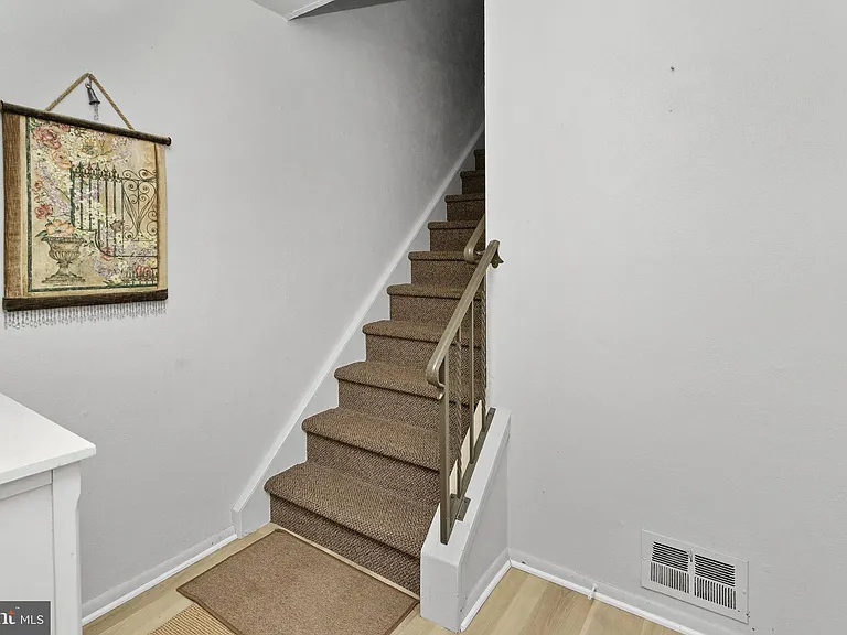 295 Lander Dr #B — Photo 4