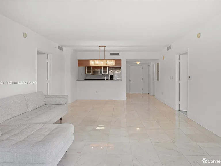 1800 N Bayshore Dr — Photo 4