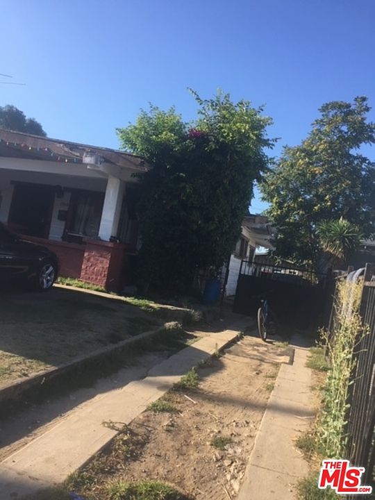 2nd image of 1260 W 39th Pl