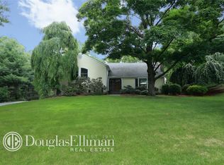 141 Deerfield Ln N, Pleasantville, NY 10570