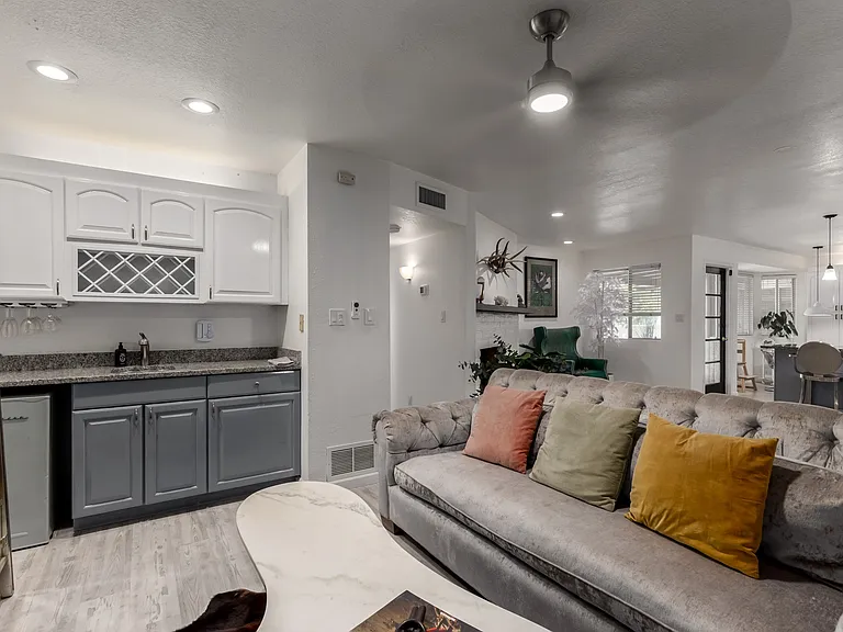 2042 E Laguna Dr — Photo 2