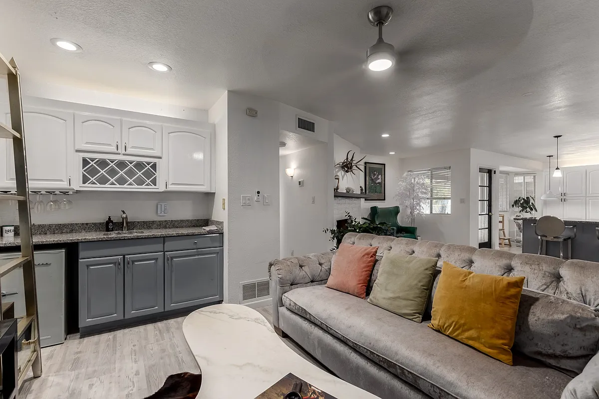 Building Photo - 2042 E Laguna Dr