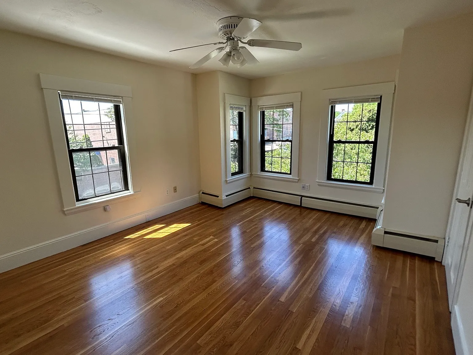 3 bed, 1.0 bath, 9999 sqft, $3,000 — Photo 2