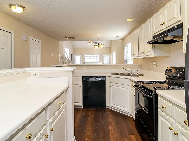 640 Piermont Ct — Photo 8