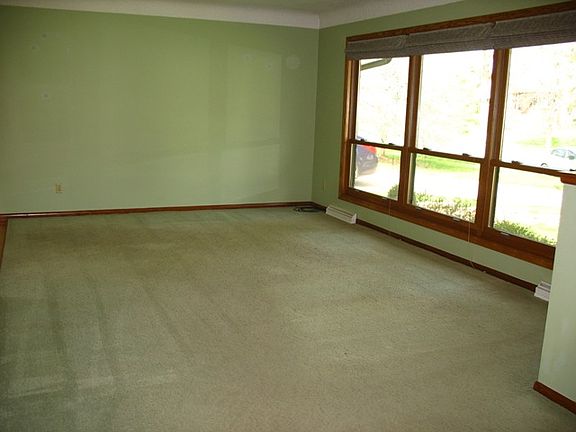 3rd image of 1658 Louise Ave