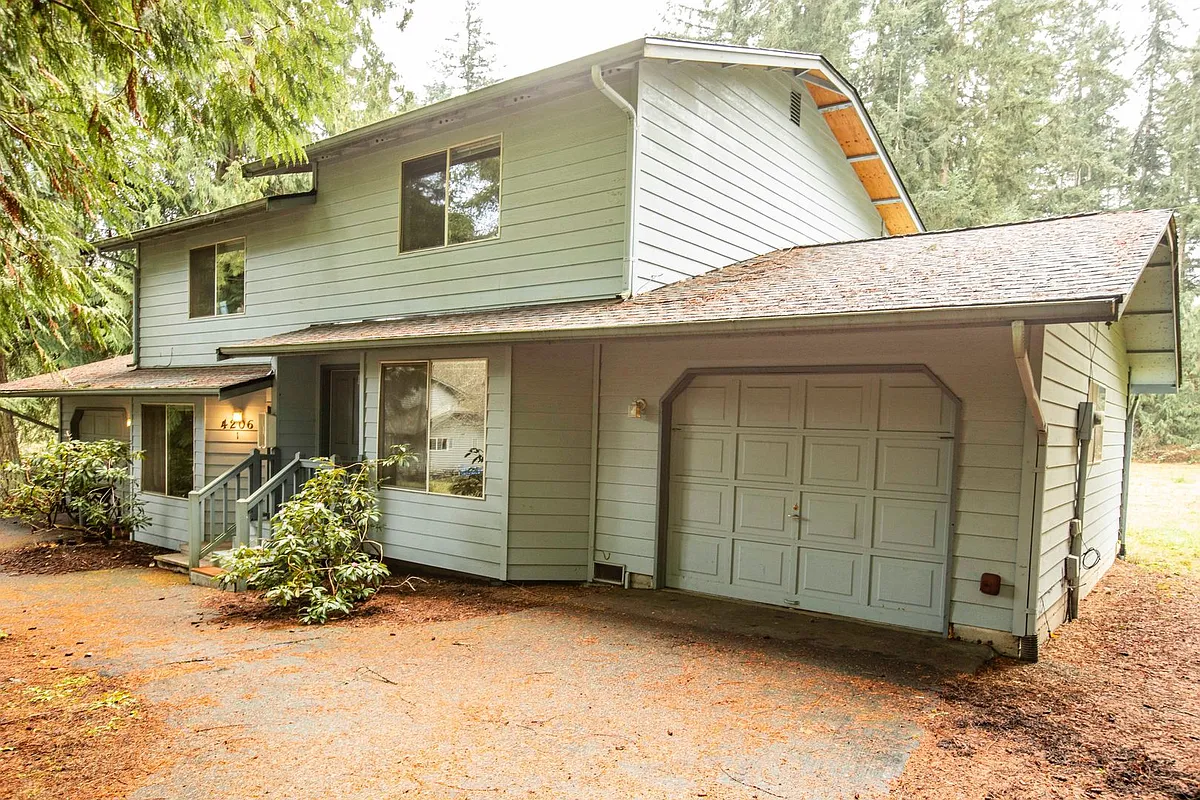Photo 2 of 20 - 4206 Winns Hollow Ln #2 - Clinton, WA Building Photo - 4206 Winns Hollow Ln #2