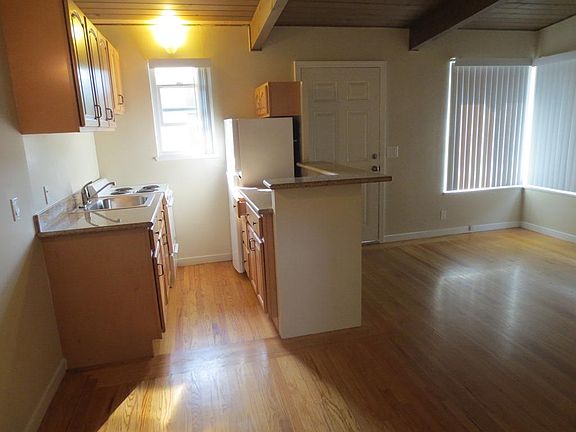 4th image of 433 Stanford Ave