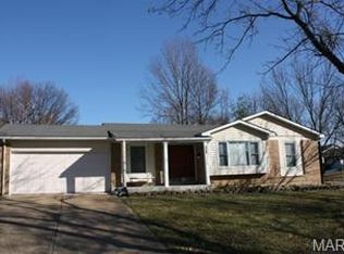 910 Parma Dr, Ballwin, MO 63021